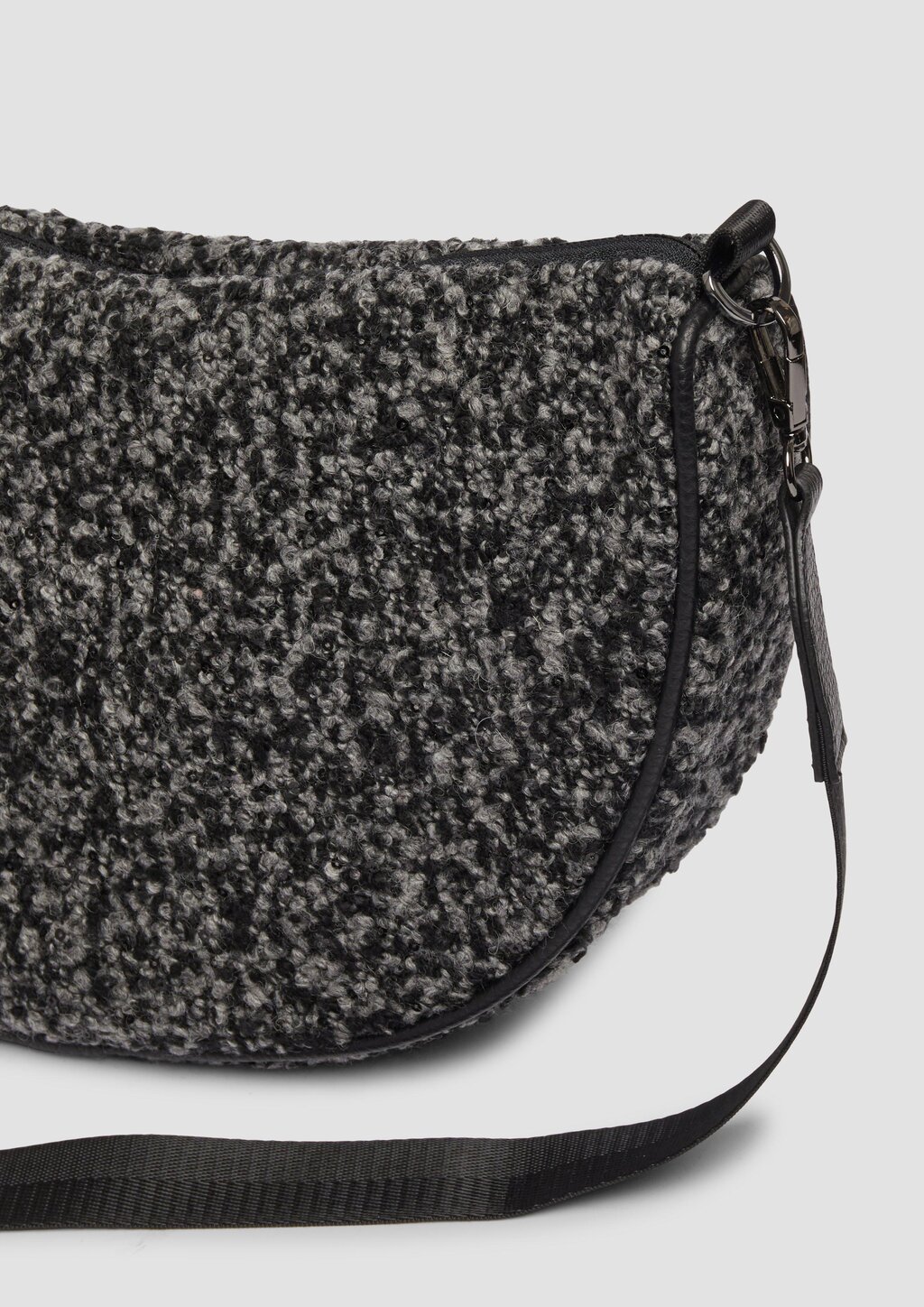 Half-Moon-Bag aus Fake Fur mit längenverstellbarem Schultergurt