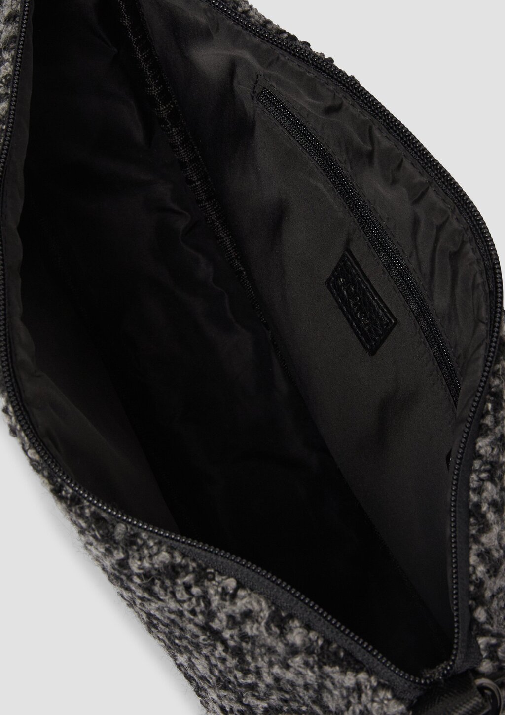 Half-Moon-Bag aus Fake Fur mit längenverstellbarem Schultergurt