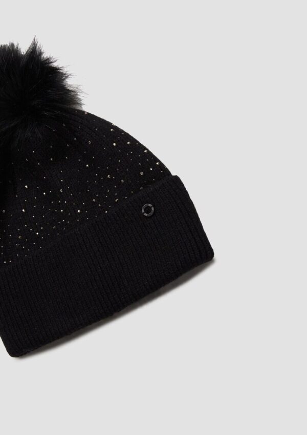 Strickmütze mit Schmucksteinen