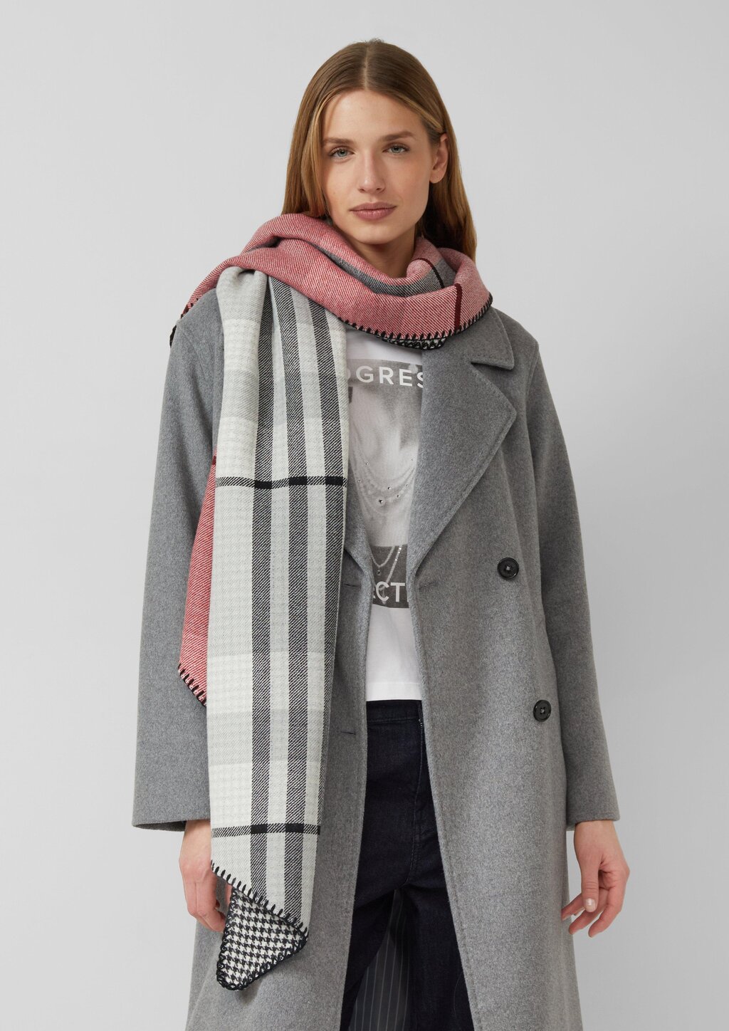 Geschrägter Wendeschal mit Karo- und Hahnentritt-Muster