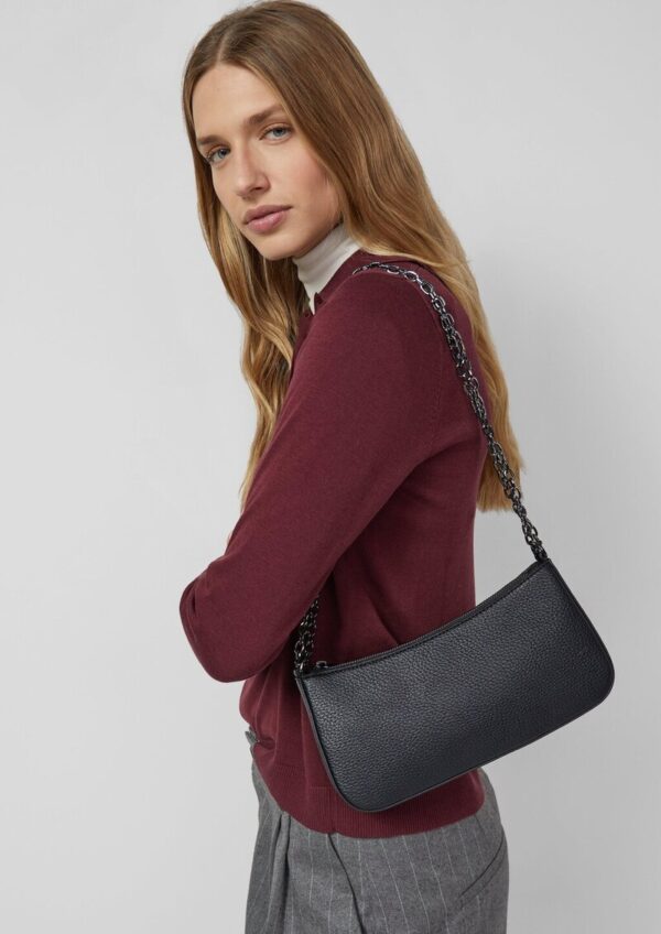 Kleine Tasche mit Logo-Prägung und Schulterkette