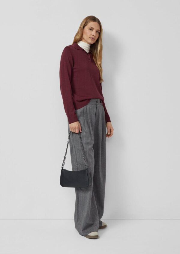 Kleine Tasche mit Logo-Prägung und Schulterkette