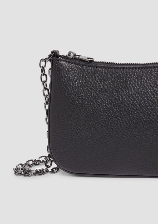 Kleine Tasche mit Logo-Prägung und Schulterkette