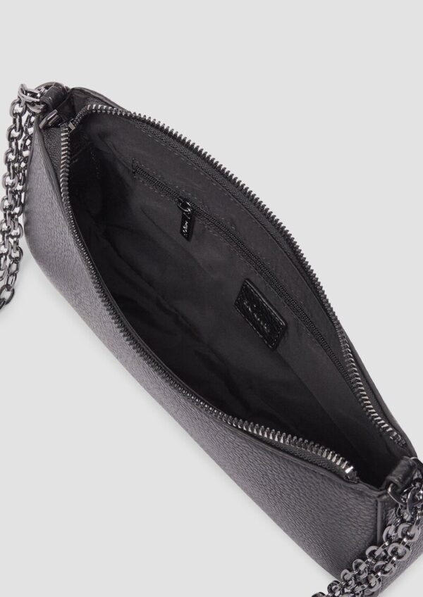 Kleine Tasche mit Logo-Prägung und Schulterkette