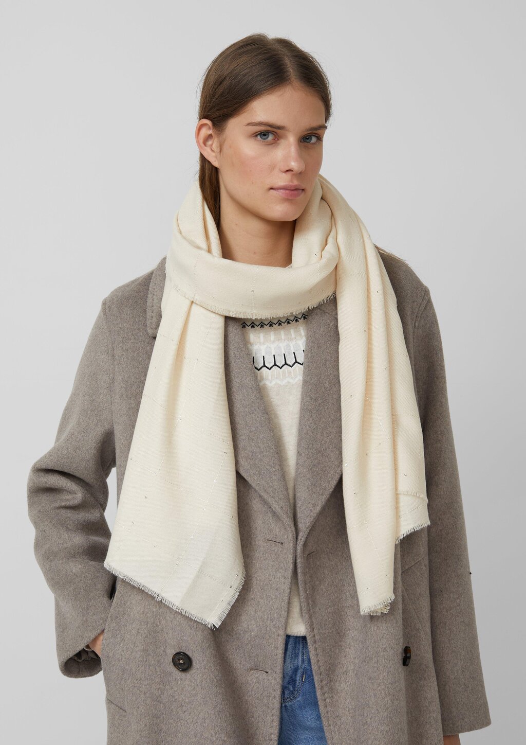 Breiter Schal mit umlaufenden Fransen und Pailletten-Details