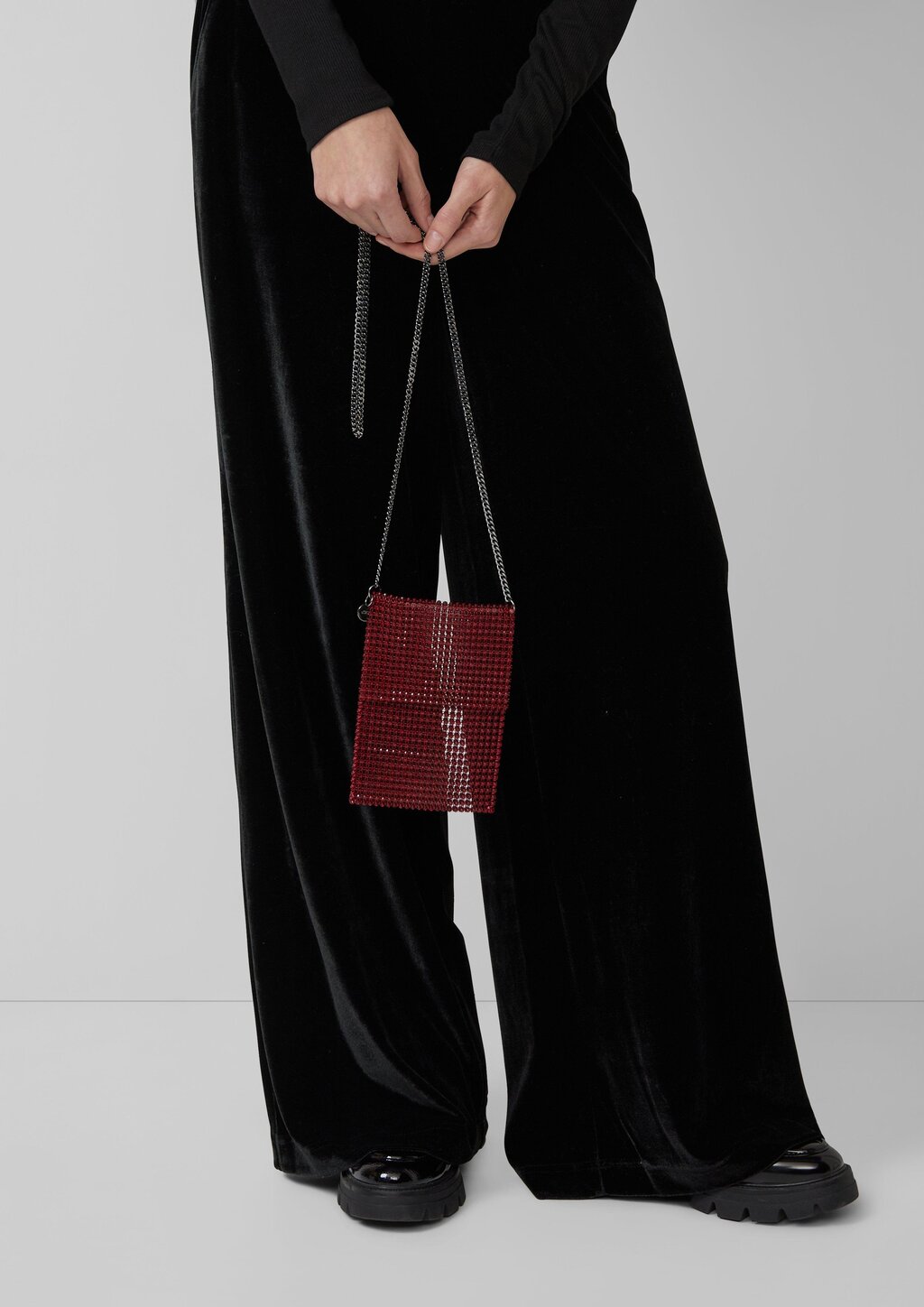 Handytasche mit Besatz aus Glassteinen und Schulterkette