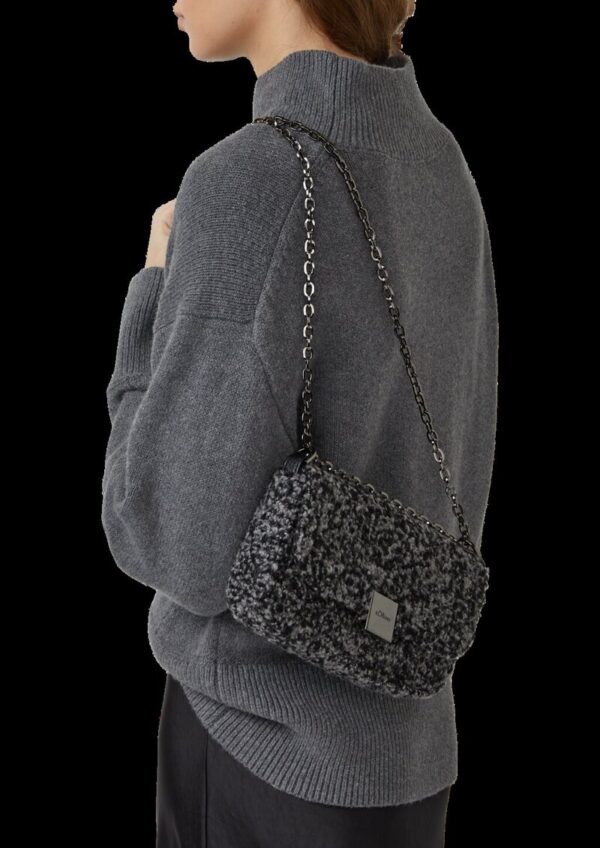 Clutch mit Schulterkette in Bouclé-Oberfläche