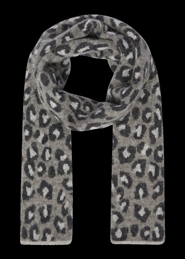 Gestrickter Schal mit Leo-Muster