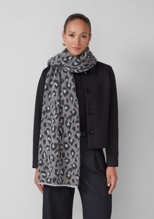Gestrickter Schal mit Leo-Muster