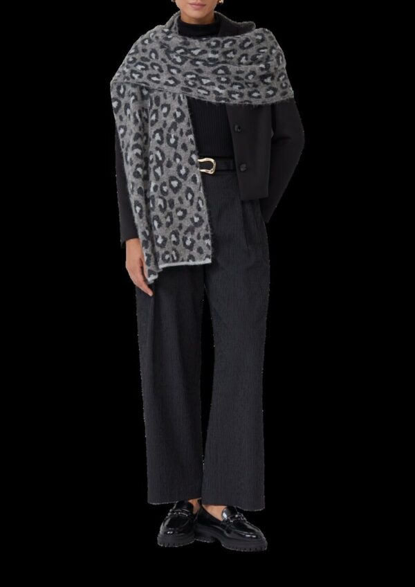 Gestrickter Schal mit Leo-Muster