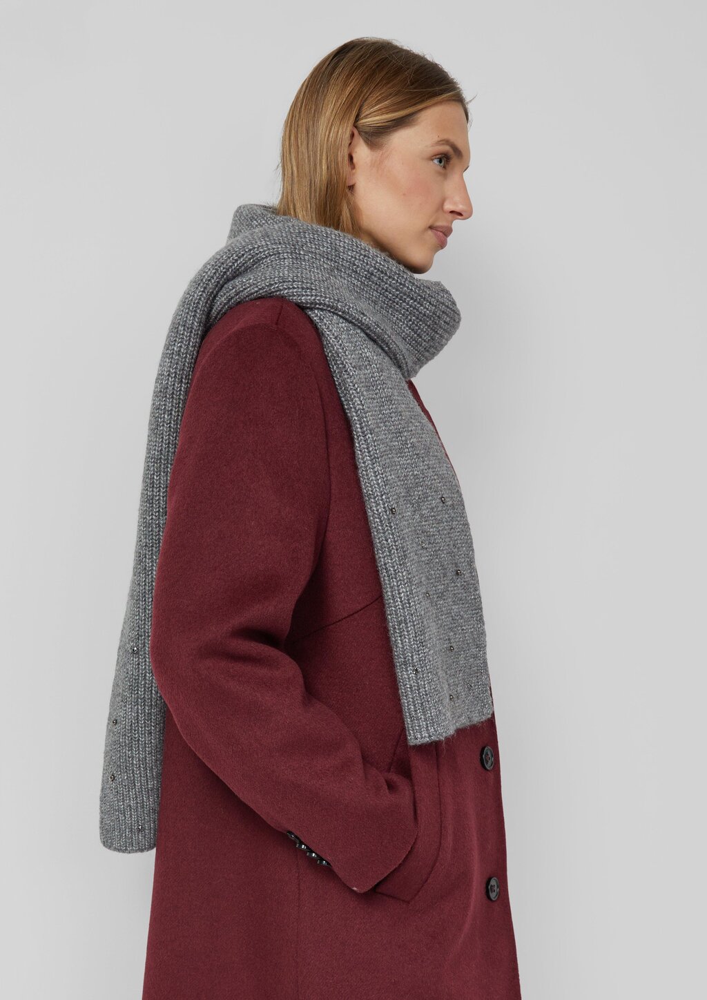 Breiter Strickschal mit Schmuckperlen-Details