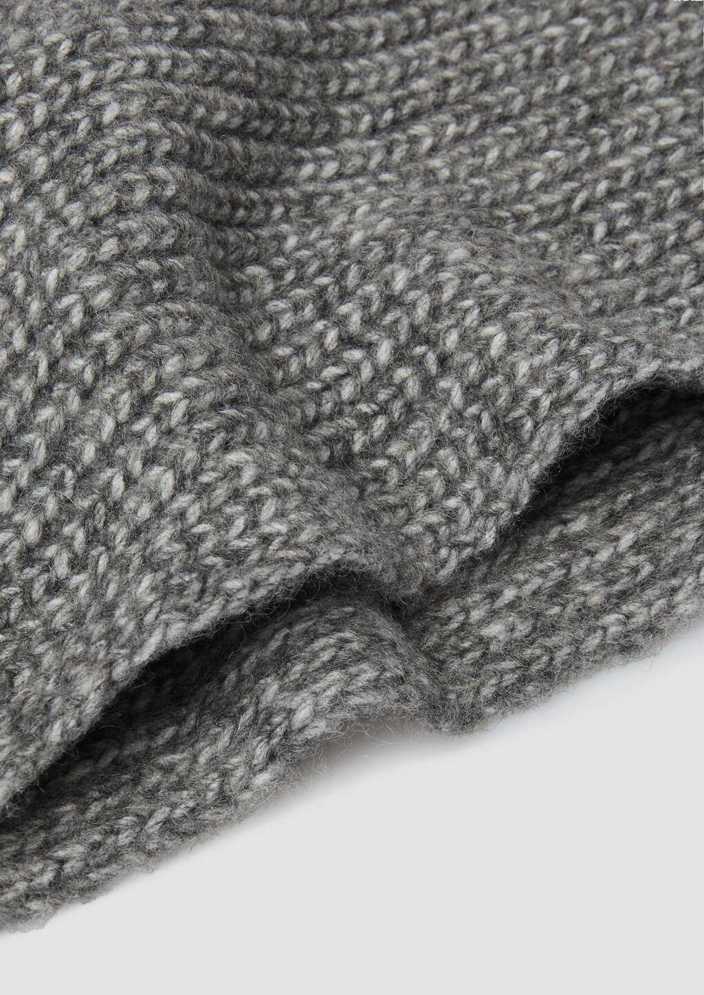 Breiter Strickschal mit Schmuckperlen-Details