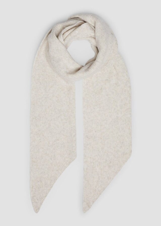 Weicher Strickschal mit geschrägten Abschlüssen