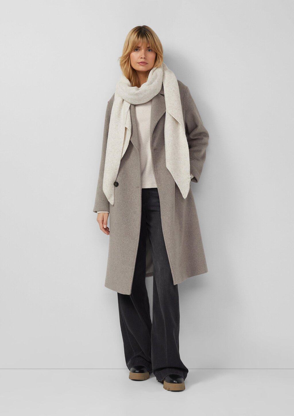 Weicher Strickschal mit geschrägten Abschlüssen