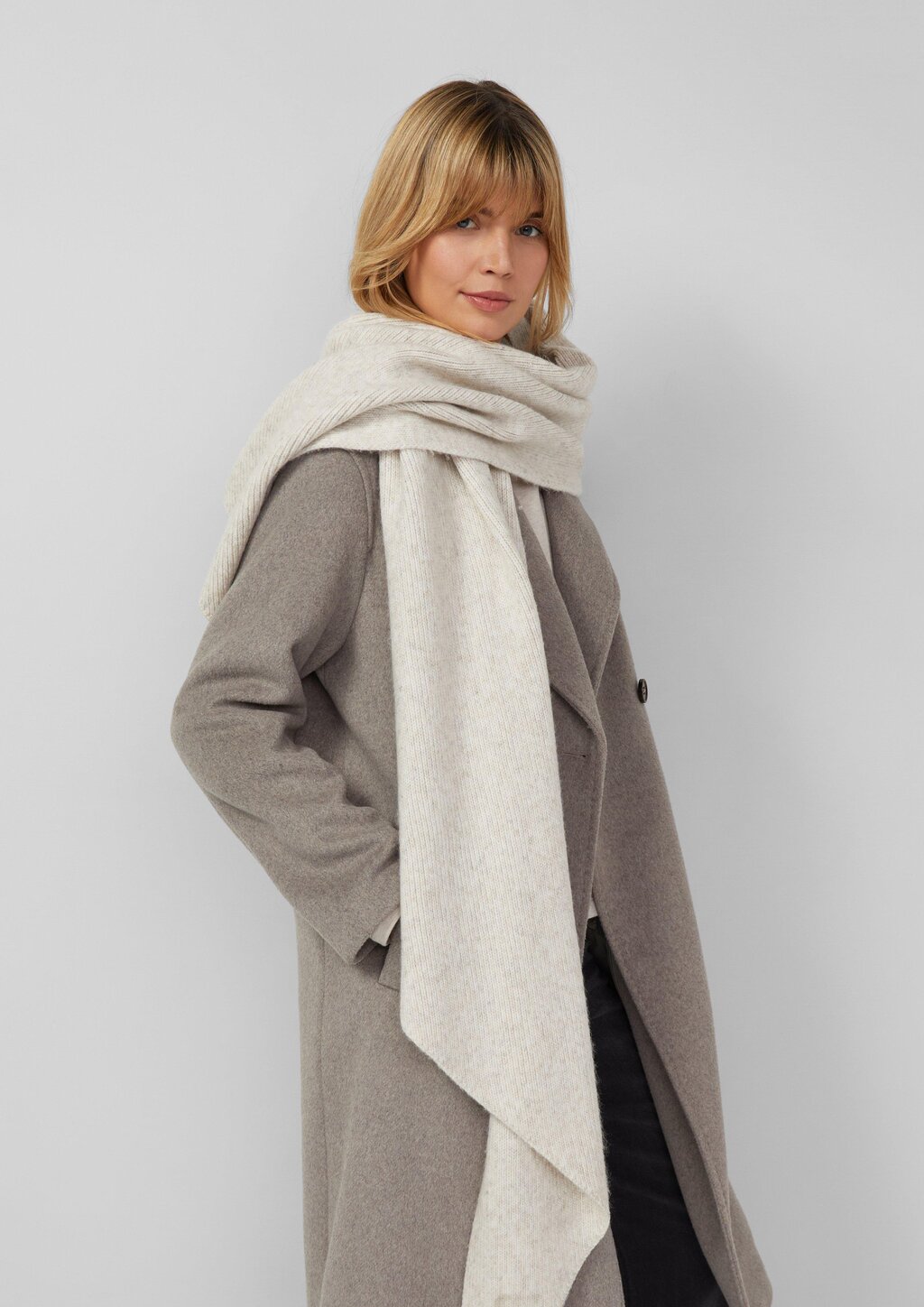 Weicher Strickschal mit geschrägten Abschlüssen