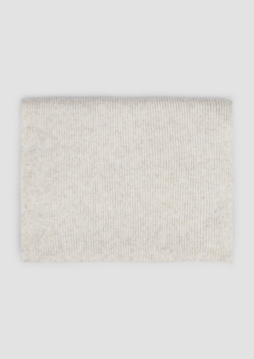 Weicher Strickschal mit geschrägten Abschlüssen