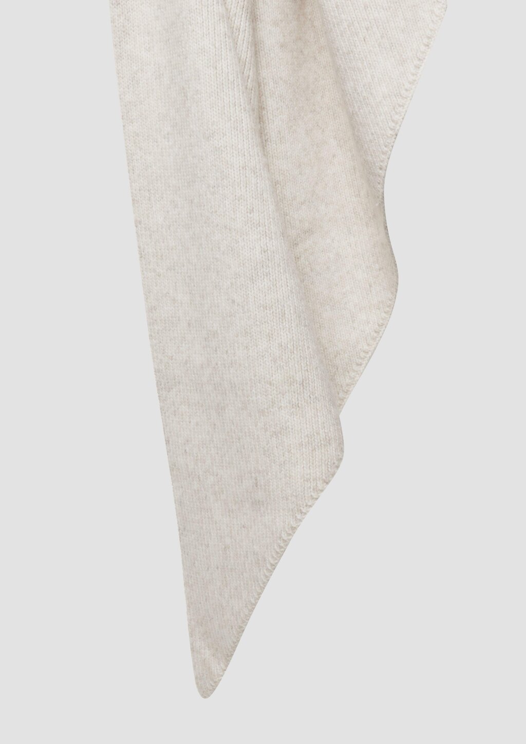 Weicher Strickschal mit geschrägten Abschlüssen