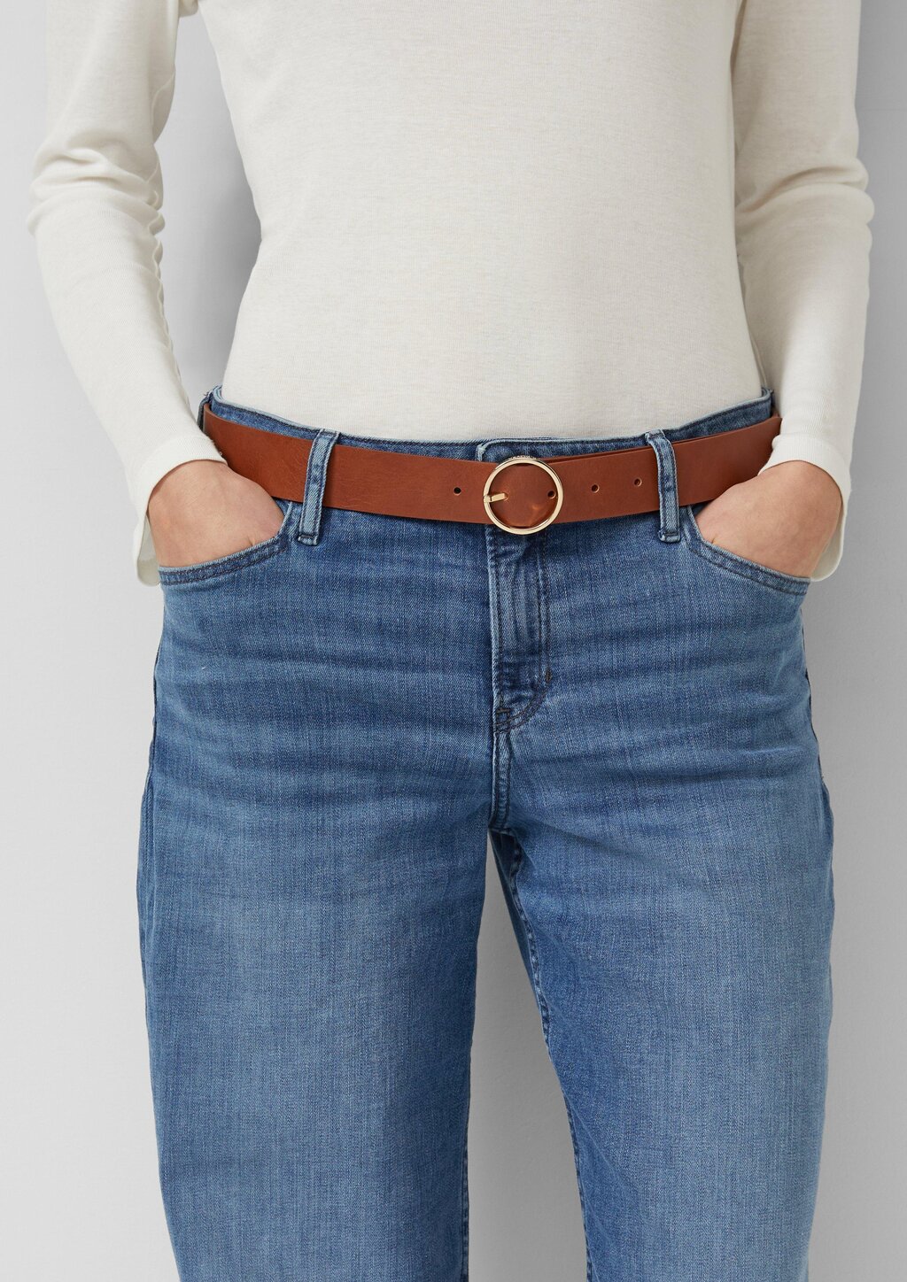 Ledergürtel mit runder Schnalle mit Logo-Gravuren