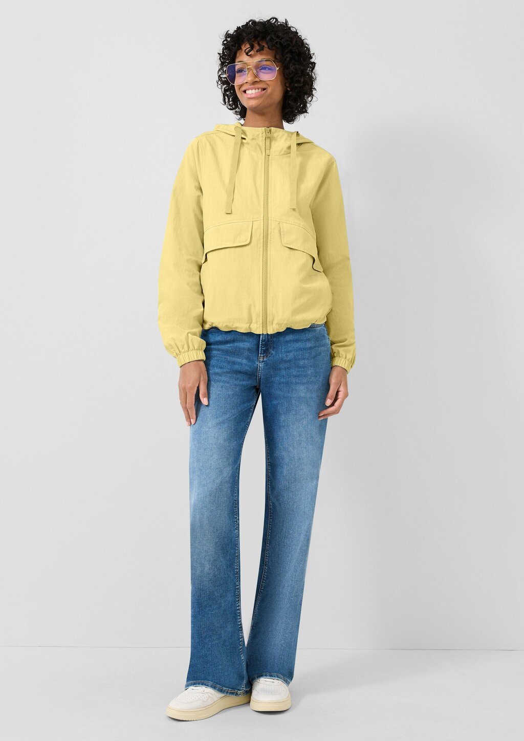 Nylonjacke mit verstellbarem Saum und Kapuze