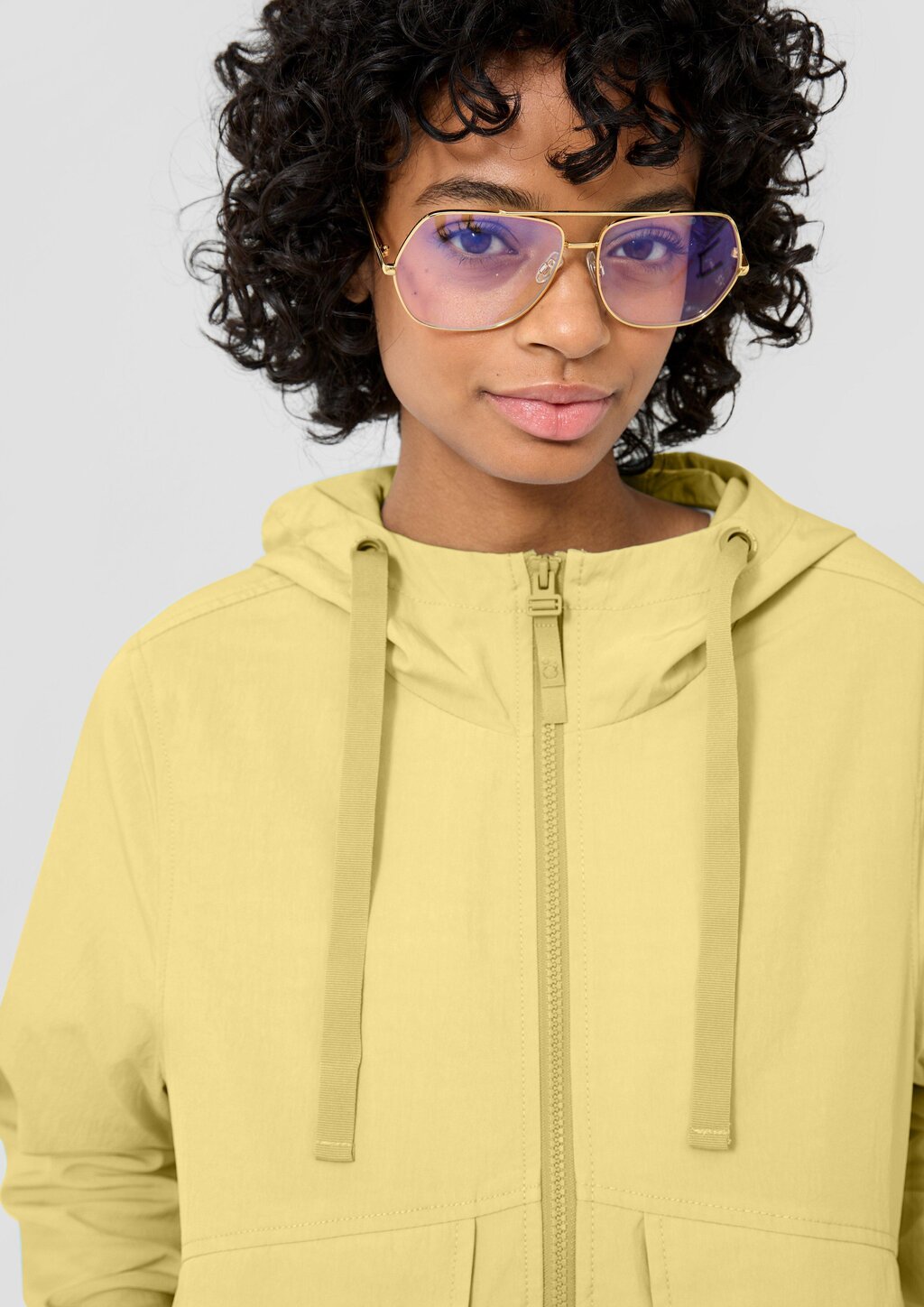 Nylonjacke mit verstellbarem Saum und Kapuze