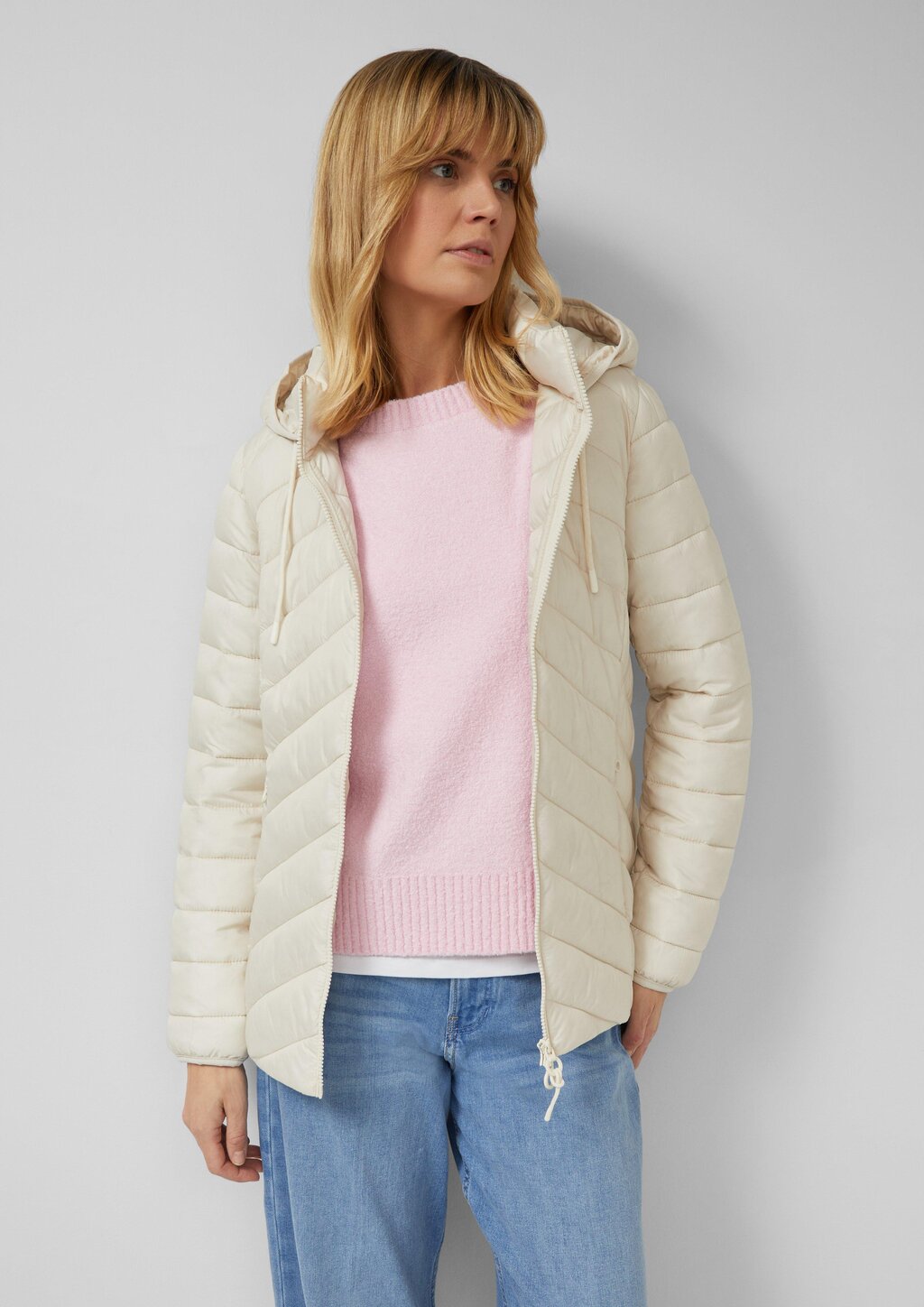 Gesteppte Jacke mit abnehmbarer Kapuze im Slim Fit