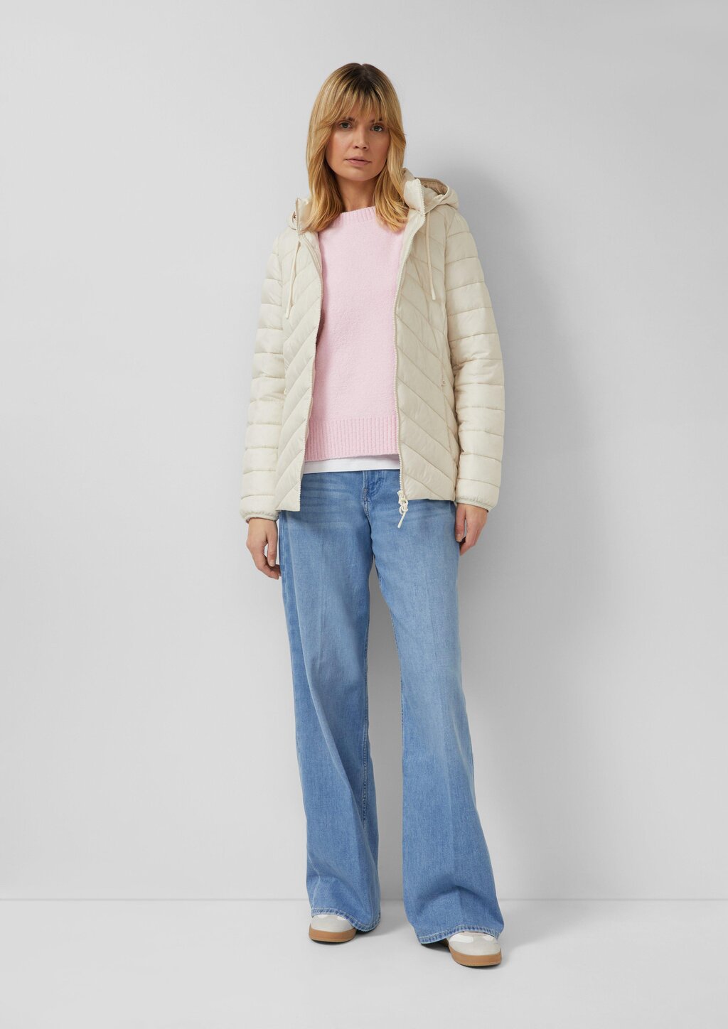 Gesteppte Jacke mit abnehmbarer Kapuze im Slim Fit