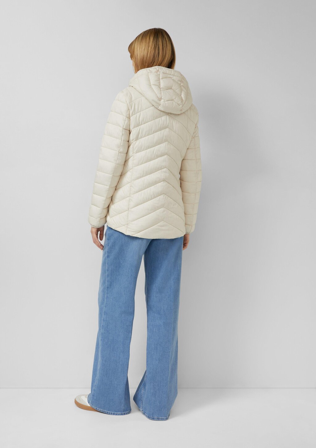 Gesteppte Jacke mit abnehmbarer Kapuze im Slim Fit