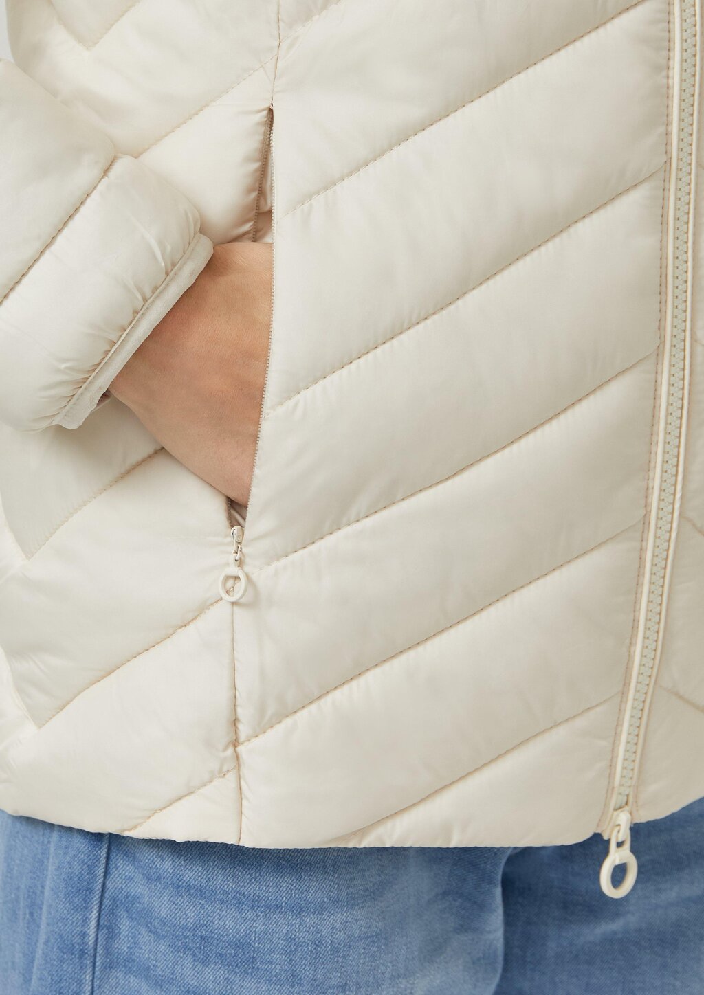 Gesteppte Jacke mit abnehmbarer Kapuze im Slim Fit