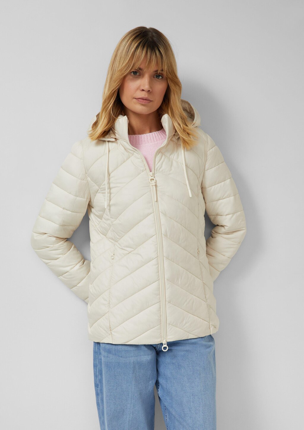 Gesteppte Jacke mit abnehmbarer Kapuze im Slim Fit