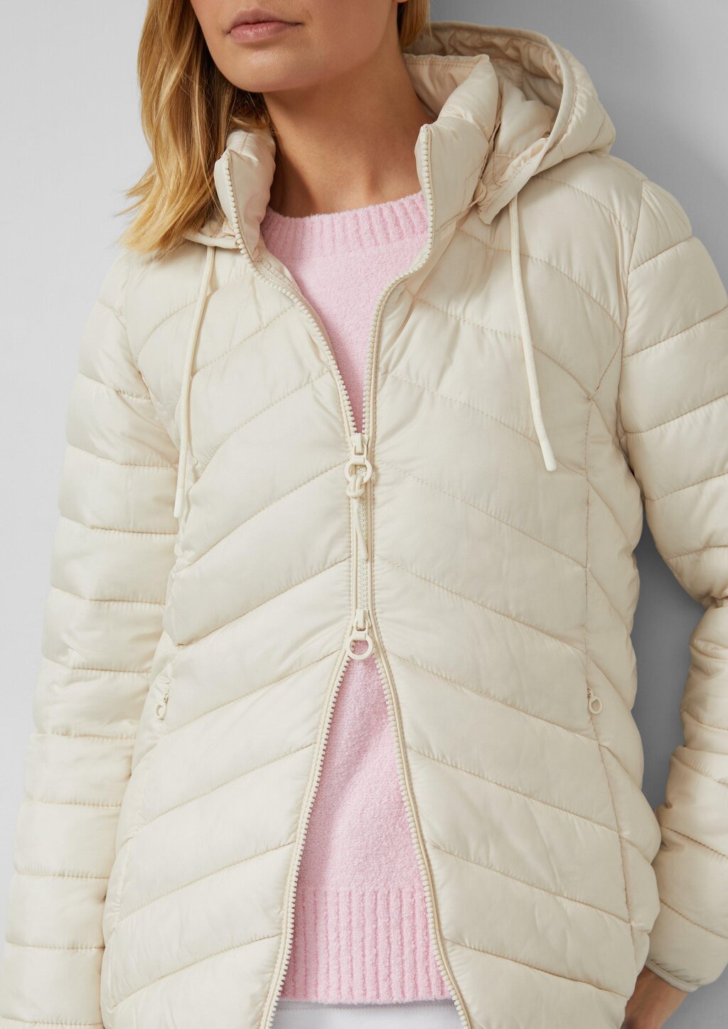 Gesteppte Jacke mit abnehmbarer Kapuze im Slim Fit