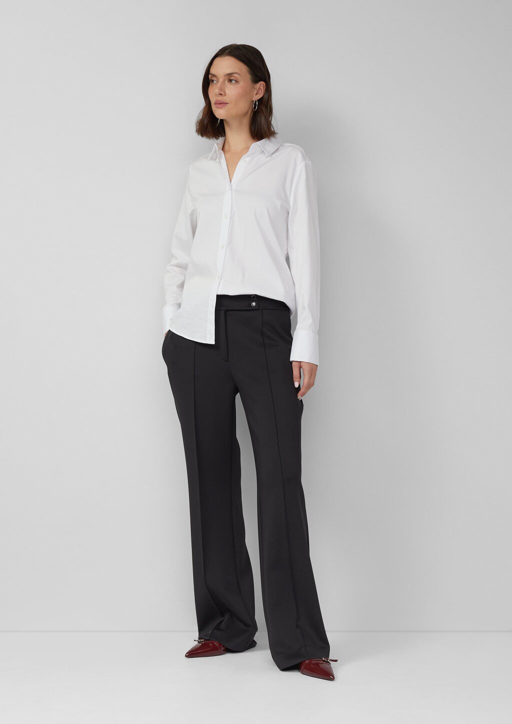 Scuba-Hose mit Biesen und Zierknöpfen