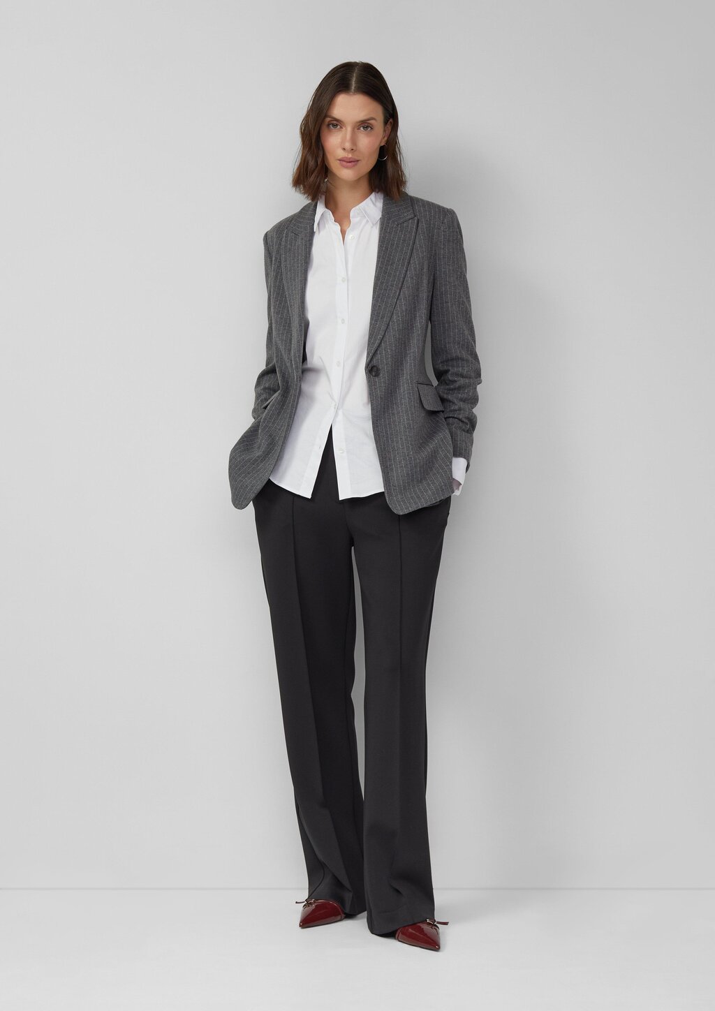 Scuba-Hose mit Biesen und Zierknöpfen