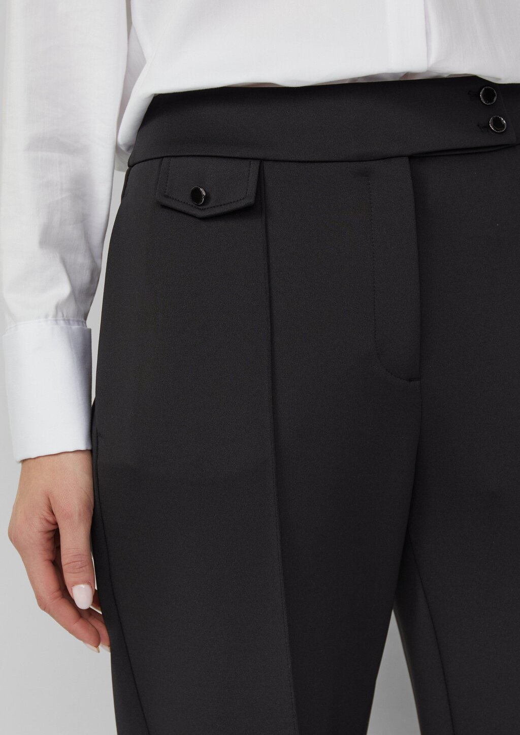 Scuba-Hose mit Biesen und Zierknöpfen