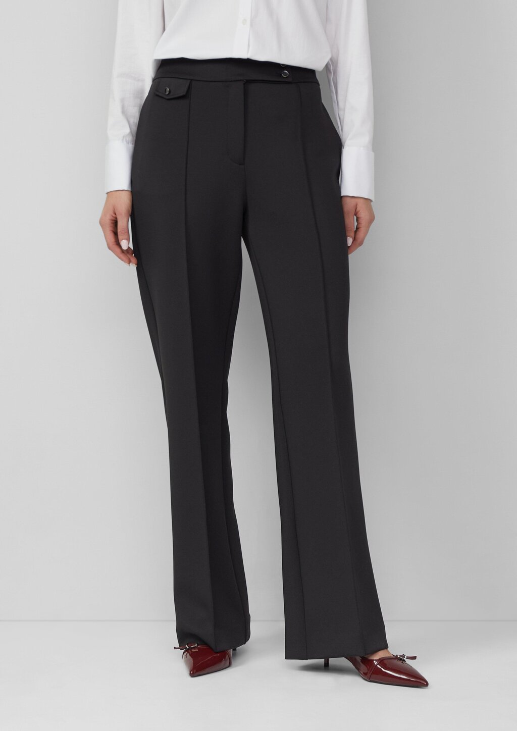 Scuba-Hose mit Biesen und Zierknöpfen