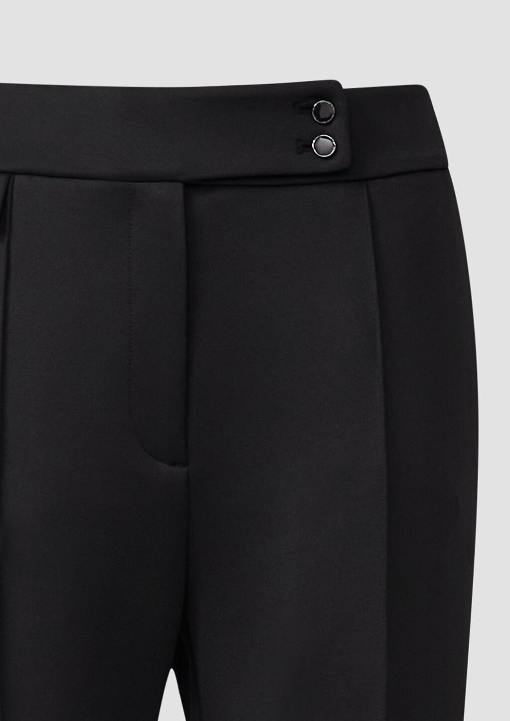 Scuba-Hose mit Biesen und Zierknöpfen