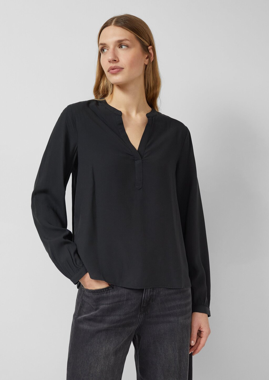 Fließende Viskosebluse mit Rundhals mit V-Ausschnitt