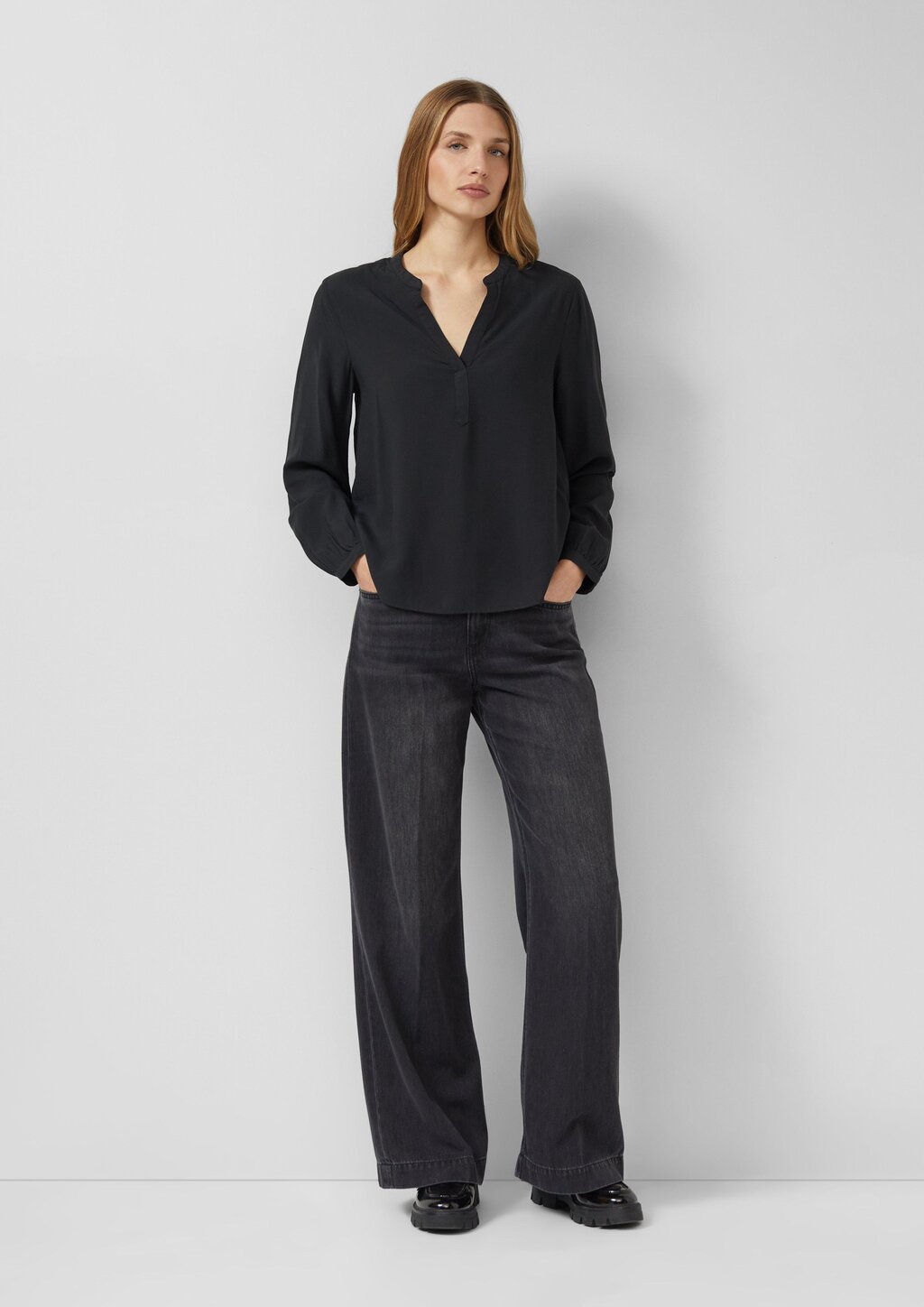 Fließende Viskosebluse mit Rundhals mit V-Ausschnitt