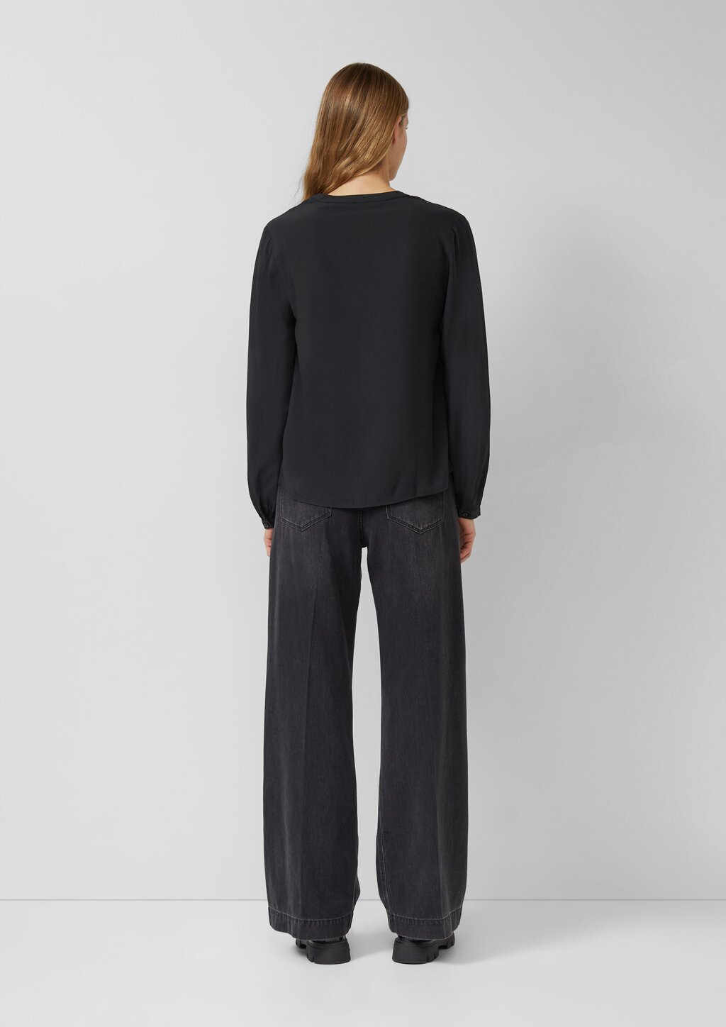 Fließende Viskosebluse mit Rundhals mit V-Ausschnitt