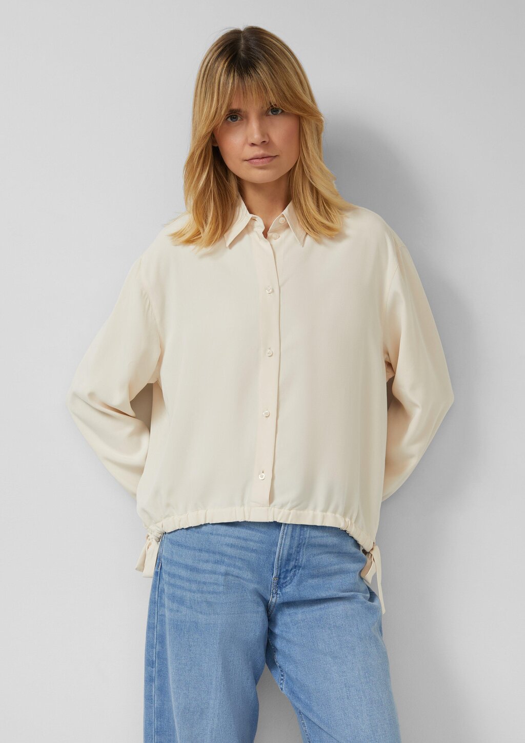 Fließende Bluse mit Schleifen-Detail