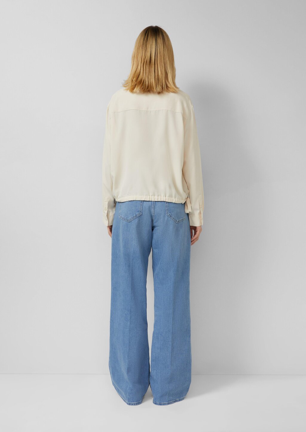 Fließende Bluse mit Schleifen-Detail