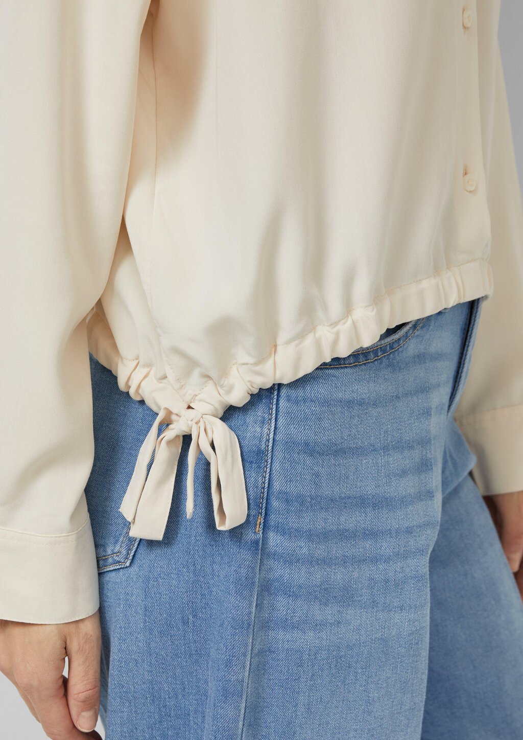 Fließende Bluse mit Schleifen-Detail