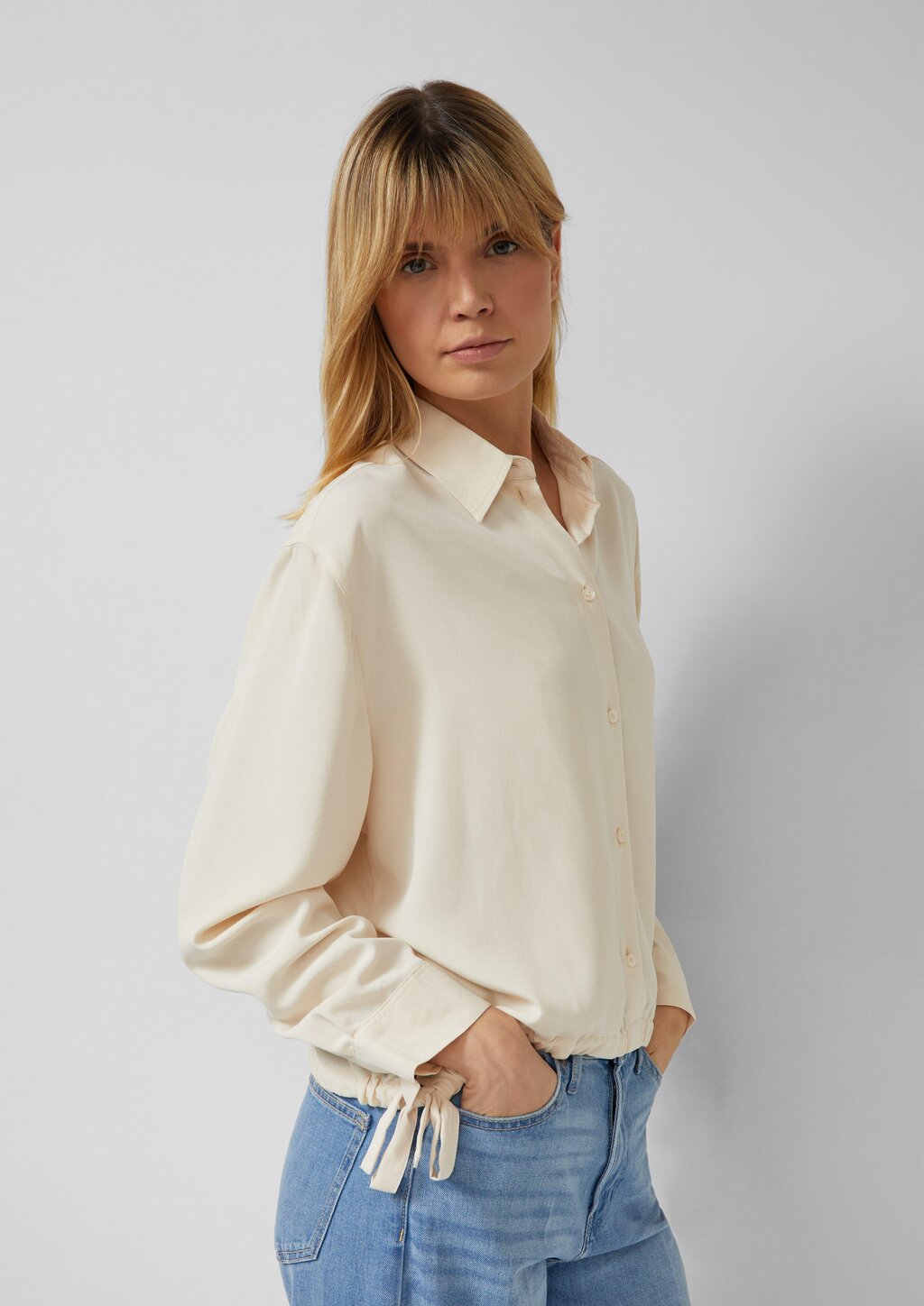 Fließende Bluse mit Schleifen-Detail