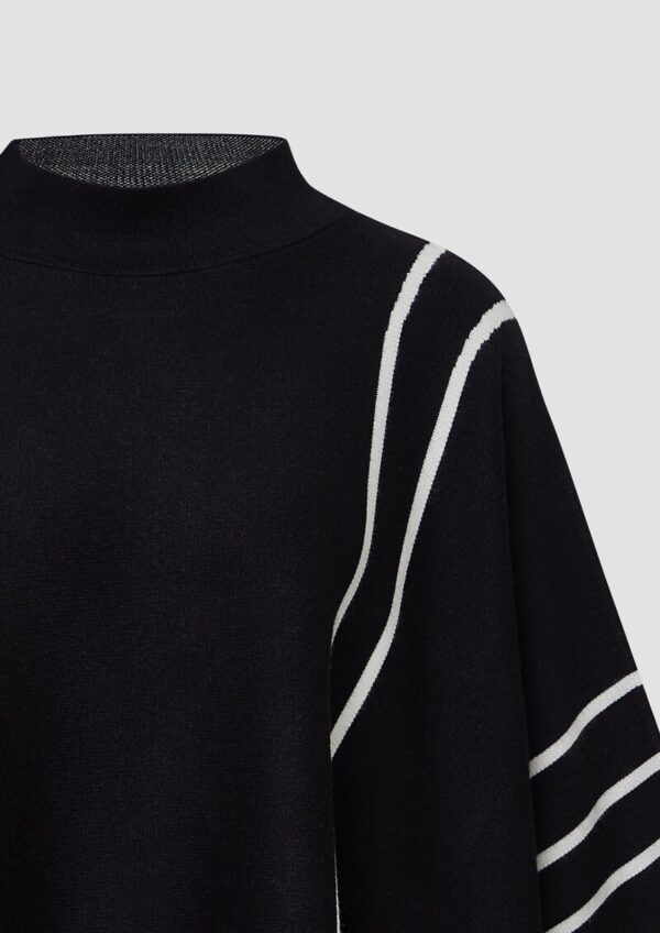 Strickponcho aus Viskosemix mit Stehkragen