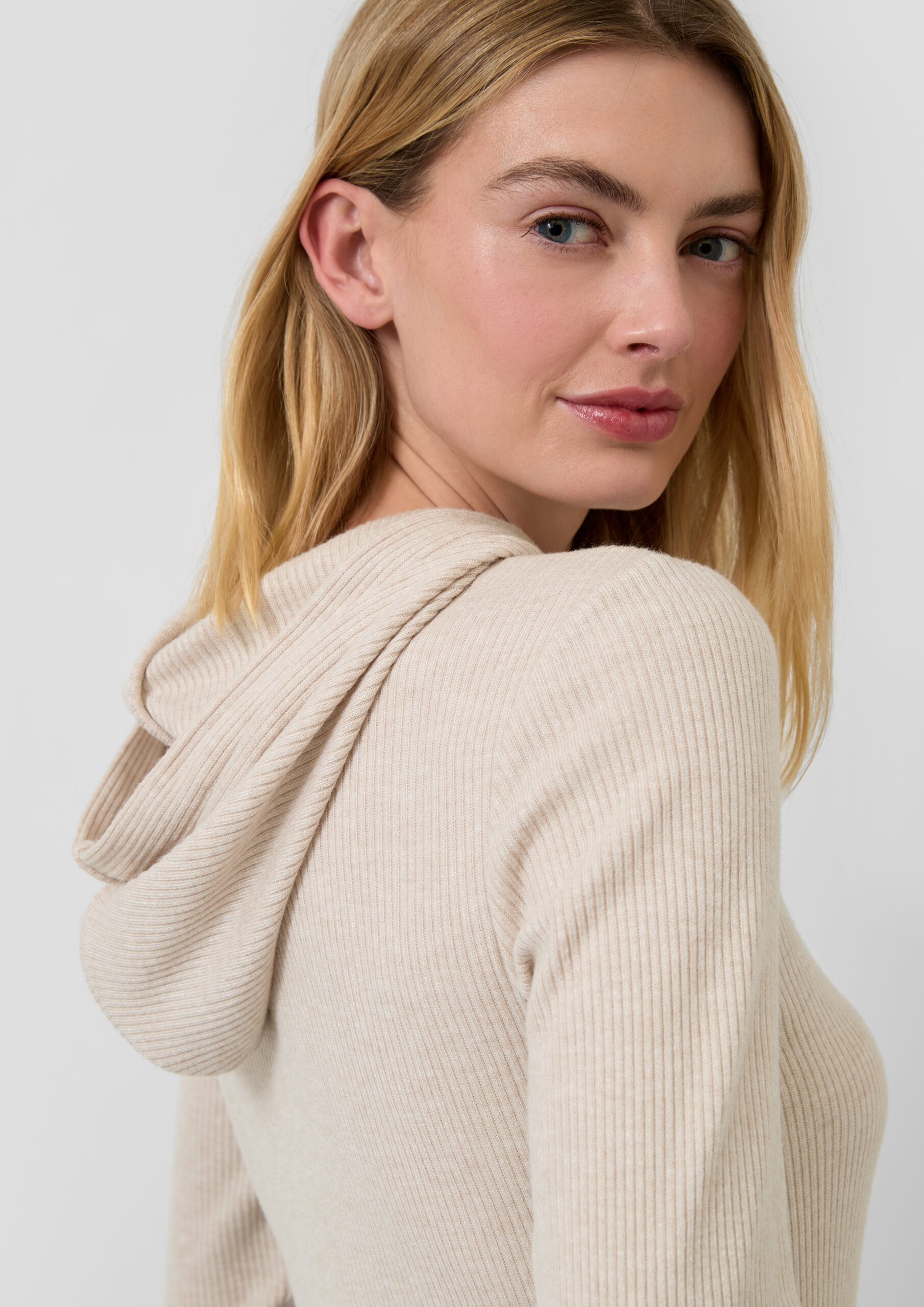 Geripptes Kapuzen-T-Shirt im Slim Fit