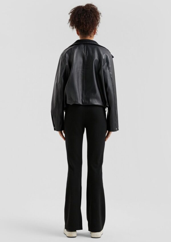 Gerade geschnittene Jacke in Lederoptik