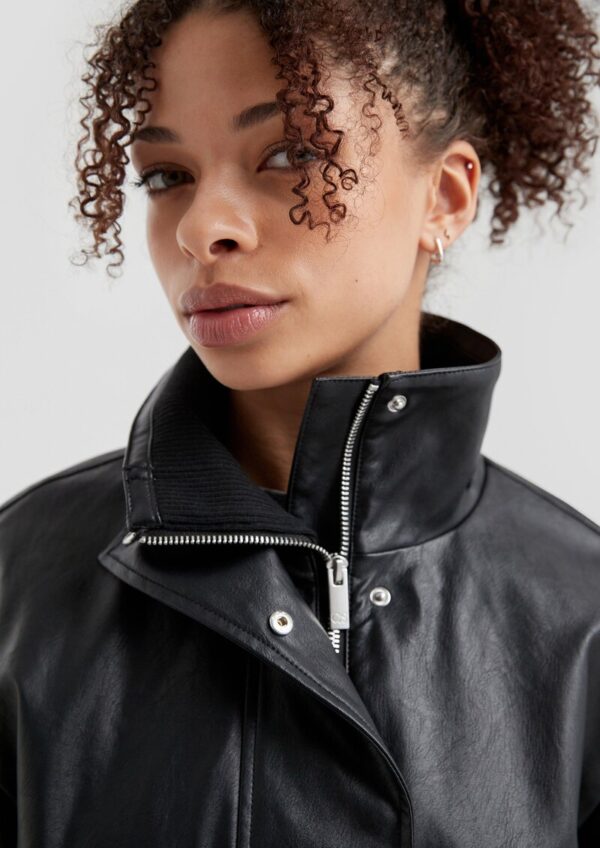 Gerade geschnittene Jacke in Lederoptik