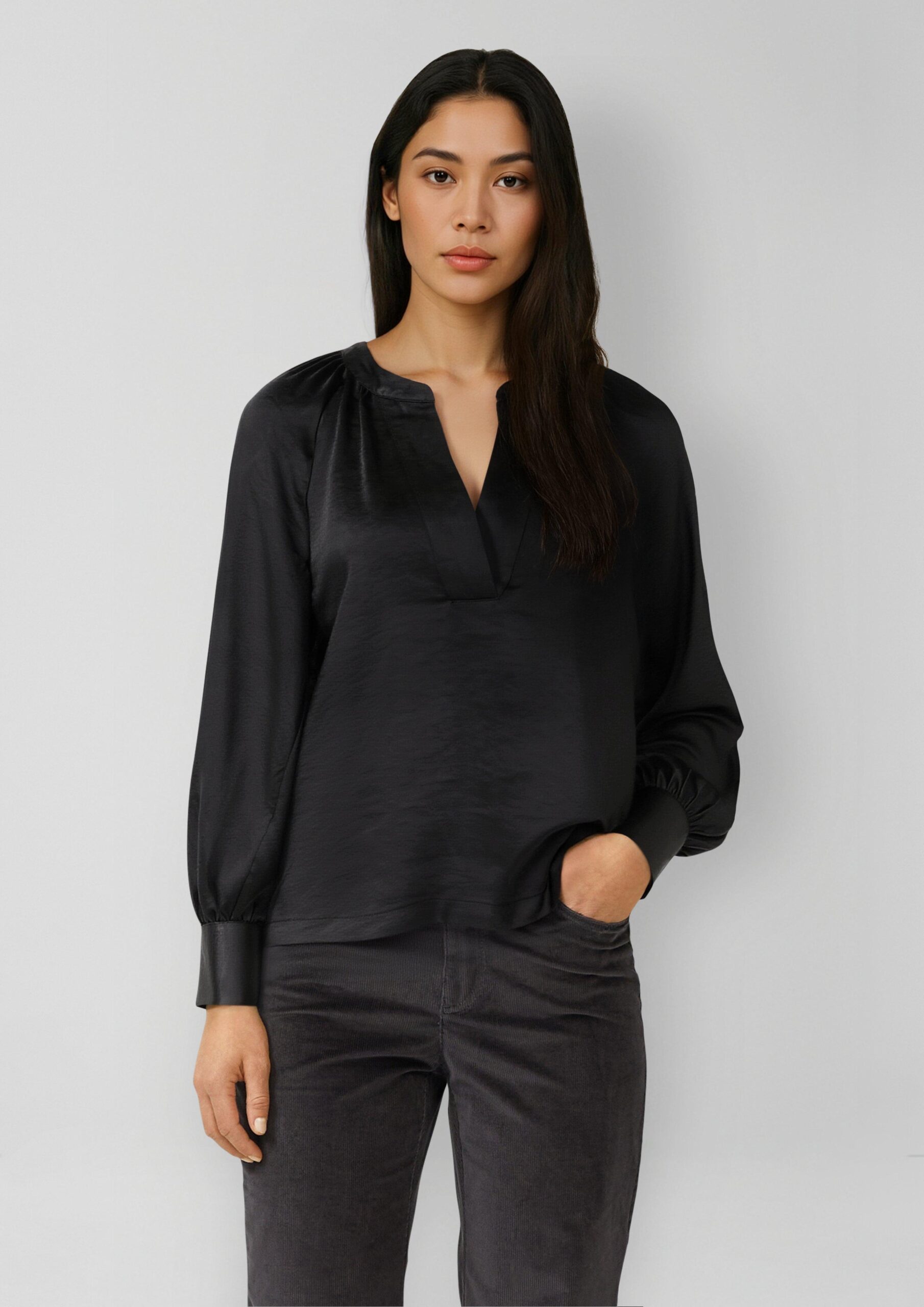 Bluse aus Satin mit tiefem V-Ausschnitt