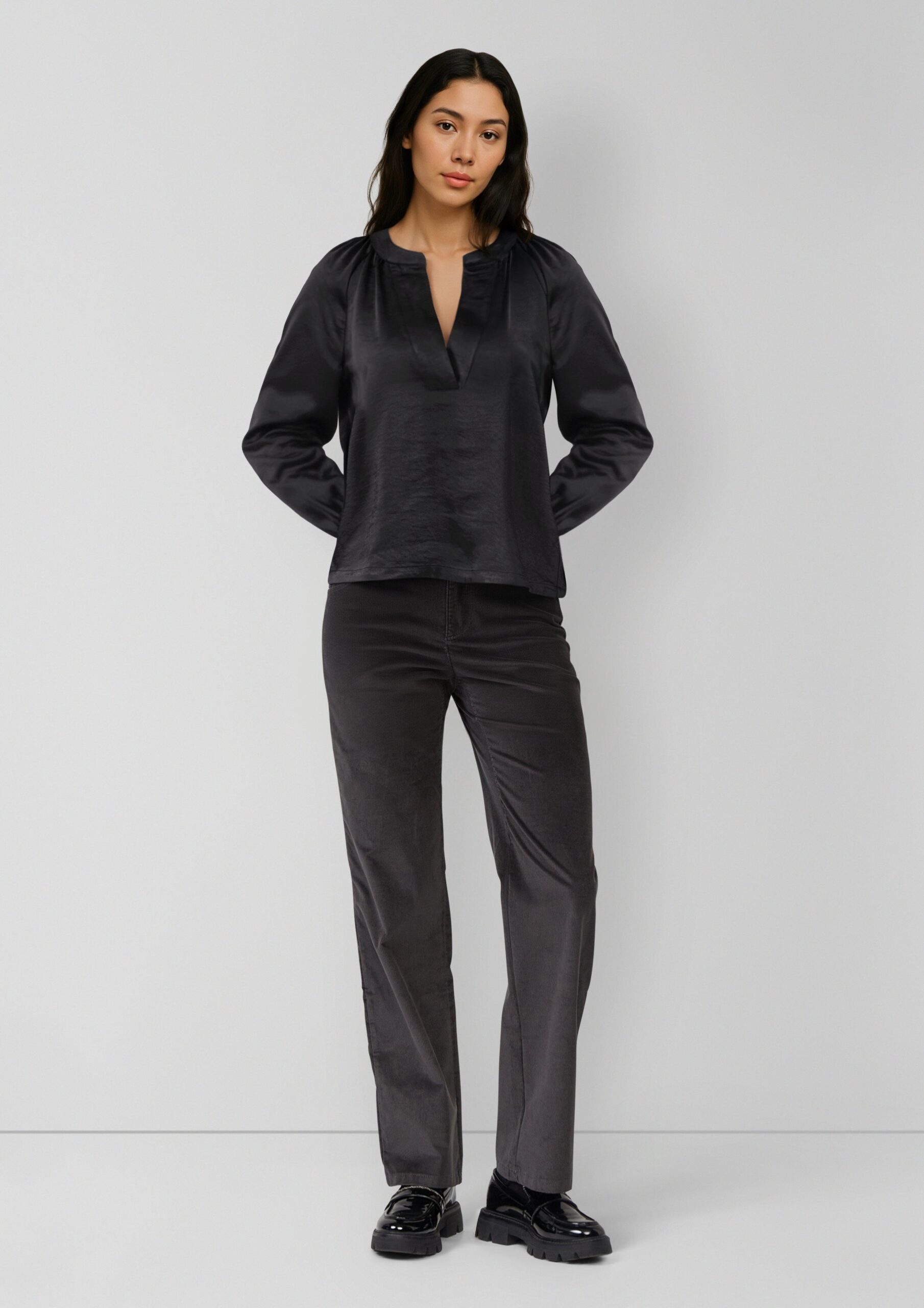 Bluse aus Satin mit tiefem V-Ausschnitt