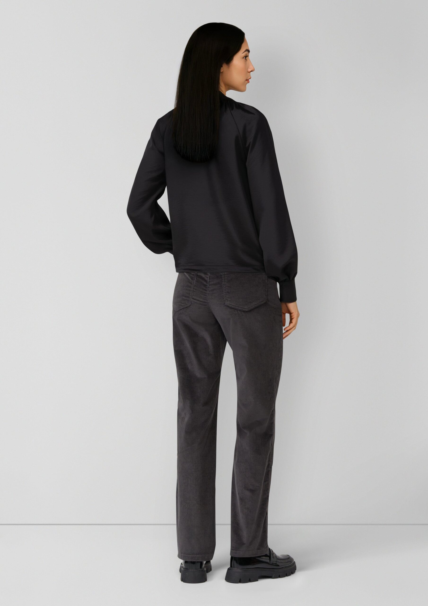 Bluse aus Satin mit tiefem V-Ausschnitt