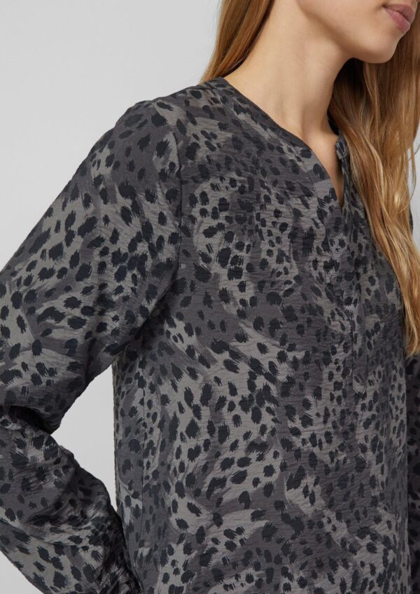 Langarmbluse aus Viskosemix mit Leo-Print